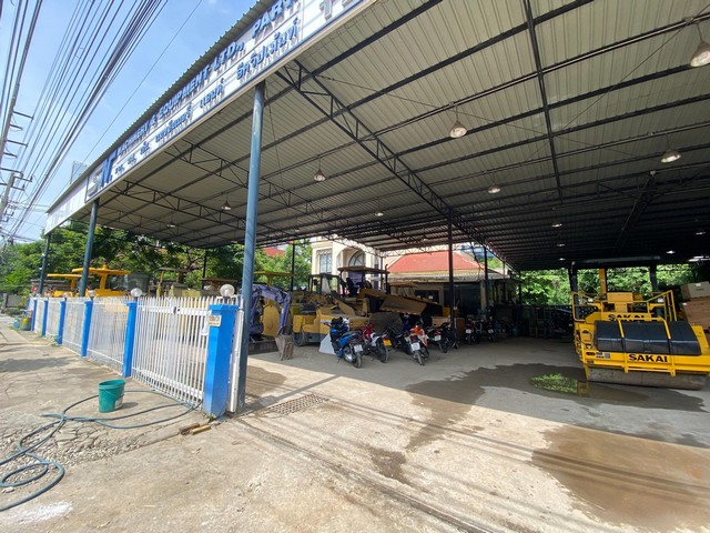 ขายอาคารสำนักงานพร้อมที่ดิน 1 ไร่ ( 400 ตรว.) ย่านหลักสี่ บางเขน ซอยวิภาวดี 62 พื้นที่ใช้สอยเยอะ เหมาะสำหรับทำโชว์รูม มินิมาร์ท *** ราคาขาย 150 ล้านบาท (ค่าใช้จ่ายวันโอนฝ่ายละครึ่ง)  ติดต่อ:: คุณชยา โทร/ID Line:: 0942823961   Link Line:: https://line.me/ti/p/3xFA1An8Kcรหัส# TO1583อาคารสำนักงานพร้อมที่ดิน ย่านหลักสี่ บางเขน ซอยวิภาวดี 62เนื้อที่ 1 ไร่ ( 400 ตรว.)  หน้ากว้างประมาณ 50 เมตร ลึกประมาณ 33 เมตร ที่ดินผังสีเหลือง ย.4-9 พร