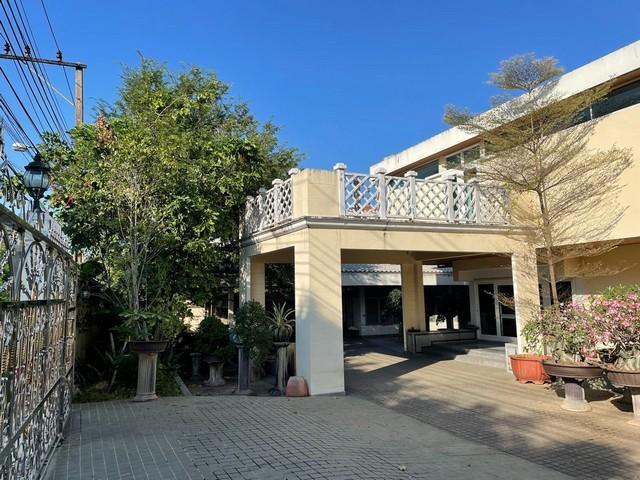 ขายบ้านเดี่ยว 2 ชั้น เนื้อที่ 400 ตรว. ถนนสุขุมวิท 77 ซอยอ่อนนุช ซอยตันเงียบสงบ ใกล้ BTS อ่อนนุช***  ราคาขาย 100 ล้านบาท  ติดต่อ:: คุณชยา โทร/ID Line:: 0942823961   Link Line:: https://line.me/ti/p/3xFA1An8Kcรหัส # FF1451-1บ้านเดี่ยว 2 ชั้น ถนนสุขุมวิท 77 ซอยอ่อนนุช ใกล้ BTS อ่อนนุชเนื้อที่ 1 ไร่ ( 400 ตรว) พื้นที่ใช้สอยในบ้าน 600 ตรม 4 ห้องนอน 5 ห้องน้ำ ห้องรับแขก บ้านพักคนงาน 3 ห้อง และ ห้องน้ำคนงาน 1 ห้อง ระเบียง สวนจอดรถ 4 คันซอยตันเงียบ�