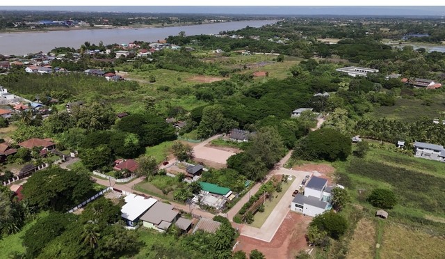 ขายที่ดินใกล้ตลาดสดวัดธาตุในเมืองหนองคาย ซอยพงษากลาง 1/2 ตำบลหาดคำ อ.เมือง หนองคายเนื้อที่ 116  ตรว.มีต้นไม้ล้อมรอบ อากาศเย็นสบายที่ดินอยู่ในเมือง โซนที่เงียบ น่าอยู่ ปลอดภัย เพื่อนบ้านเกรดA ทุกหลัง หลายหลังในซอยเป็นบ้านฝรั่งใกล้ร้านกาแฟอเมซอน,มินิบิ๊กซี,มินิโลตัส,ร้านขายยา,ร้าน 7-11 ,อาหารแช่แข็ง, ตลาดสดวัดธาตุ เพียง 300 เมตร จากที่ดินเดินทางแค่ 2 กม.มีโรงพยาบาล 