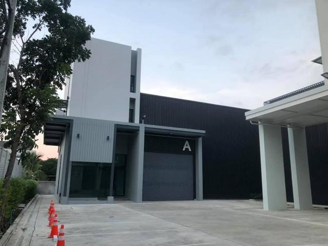 ให้เช่าโกดังพร้อมออฟฟิศ ถนนทาวน์อินทาวน์ ซอย 11 เขตวังทองหลาง ใกล้เลียบด่วนเอกมัยรามอินทรา ** ว่าง 10 กุมภาพันธ์ 2569 ** ราคาเช่า 190,000 บาท / เดือน / อาคาร ( สัญญาขั้นต่ำ 3 ปี ประกัน 3 เดือน ล่วงหน้า 1 เดือน ) ( ภาษีที่ดินและสิ่งปลูกสร้าง ลูกค้าชำระ )ที่ตั้ง ถนนทาวน์อินทาวน์ แขวงพลับพลา เขตวังทองหลาง กรุงเทพมหานครติดต่อ : คุณภัสพงณ์ 0634098164Line : binkem22https://www.facebook.com/profile.php?id=61581484955548พื้นที่ใช้สอยรวม