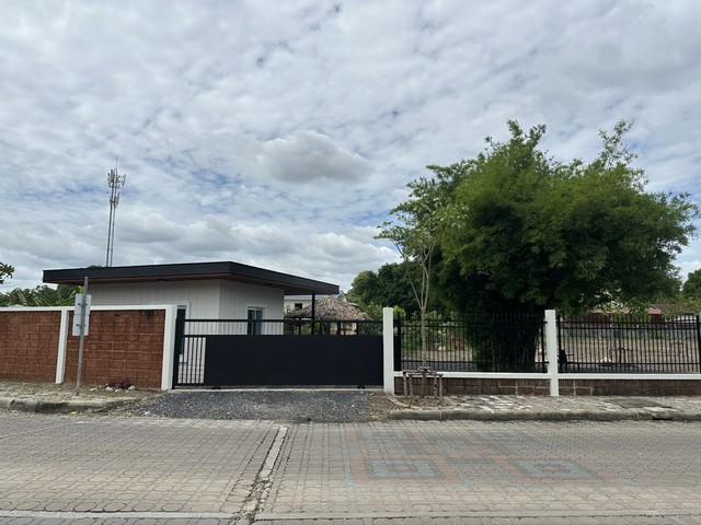 ขายที่ดิน ย่านคู้บอน รามอินทรา กม.8 วัชรพล เขตบางเขน ใกล้ MRT คู้บอน , MRT วัชรพลราคาขาย 26,996,000 บาท ( 40,000 บาท / ตารางวา )ที่ตั้ง ถนนคู้บอน ซอยคู้บอน 27 แขวงท่าแร้ง เขตบางเขน กรุงเทพมหานคร 10220ติดต่อ : คุณภัสพงณ์ 0634098164Line : binkem22https://www.facebook.com/profile.php?id=61581484955548เนื้อที่ 1-2-75 ไร่ ( 674.9 ตร.ว. ) หน้ากว้างประมาณ 60 เมตร ลึกประมาณ 60 เมตรสถานที่ใกล้เคียง- มหาวิทยาลัยเกษตรศาสตร์ , มหาวิทยาลัยศรีปทุม , โรงเรียนวัดลาดป�