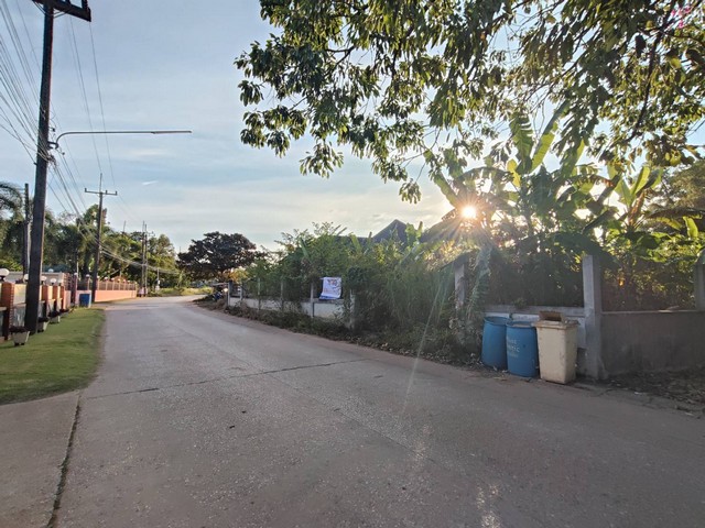 ที่ดินเปล่า 217 ตรว. (ใกล้ ชายหาดแหลมแม่พิมพ์ 500 ม.)ความสะดวกครบครัน ร้านค้า เซเว่น ตลาด โรงเรียน ฯ (ไม่เปลี่ยว เข้าซอยไม่ไกล มีเพื่อนบ้าน ร้านอาหาร รีสอร์ท ร้านกาแฟ ฯ ใกล้แหล่งอำนวยความสะดวก)ซ.สหกรณ์ ถ.3145 ต.กร่ำ อ. แกลง จ.ระยอง https://maps.app.goo.gl/bCeSny4CG5bMXzh99..ติดถนนสาธารณะ 2 ด้าน แปลงมุม ถมแล้วสูงกว่าถนน  ล้อมรั้วชัดเจนหน้ากว้างที่ดิน 22 เมตร ลึก 39 เมตรผังเมืองเขตพัฒนาพิเศษภาคตะวันออก 