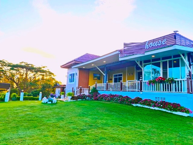 วัดลำทองหลาง 1.9 กม. 200ตร.วา. 180 ตร.ม.ให้เช่าบ้านพักสไตล์รีสอร์ตในเขาใหญ่-ปากช่อง 2นอน 2 น้ำ รร.บ้านลำทองหลาง 1.8 กม. 25,898 B-M. บรรยากาศ เงียบสงบ ร่มรื่น วิวภูเขา ทิวทัศน์ที่ยอดเยี่ยมของภูเขา ธรรมชาติที่งดงาม ทองสมบูรณ์ 7 กม. แหล่งท่องเที่ยวที่ยอดเยี่ยม ถ. มิตรภาพสายเก่า for rent in Khao Yai-Pak Chong. Wat LamThongLang 1.9km. Resort-style house 200sq.wa. 180 sq.m. 2 bed 2 bath Ban Lam Thong Lang School 1.8 km. 25,898 B-M. Quiet peaceful and shady atmosphere. Excellent mountain views. Beautiful nature. Thong Somboon 7 km. Excellent tourist attraction. Old Mittr