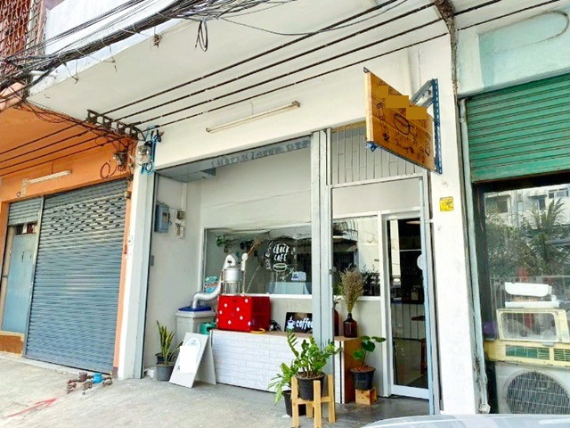 ร้านคาเฟ่ delivery MRTไฟฉาย 50ม.ให้เช่าพื้นที่ตึกแถวชั้น 1  เหมาะทำร้านสะดวกซัก รร.นานาชาติเคนซิงตัน 2.5 กม. 21 ตร.วา. 40 ตร.ม.  1 นอน 1 น้ำ รพ.ศิริราช 1.8 กม.11,998 B-M.ถ. จรัญสนิทวงศ์ แม็คโคร จรัญสนิทวงศ์ 600ม.cafe or delivery service. MRT FaiChai 50m. Makro Charansanitwong 600m. Ground floor shop space for rent suitable for a laundromat  Kensington International School 2.5 km. 21sq.wa. 40 sq.m. 1 bed 1 bath Siriraj Hospital 1.8 km. 11,998 B-M. Charansanitwong Rd. แยก-ไฟฉาย ถ.จรัญสนิทวงศ์ อิสรภาพ พรานนก แขวงบ้านช่างหล่อ เขตบางกอกน้อย กรุงเทพมหานคร 21ตร.วา. 40 