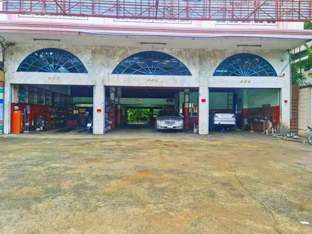 ทำเลดี ติดถนนใหญ่ เหมาะกับประกอบธุรกิจร้านซ่อม MRT ศรีนครินทร์ 800ม. ซีคอนสแควร์ 500 ม.ขาย-เช่าอาคารพาณิชย์ 4.5 ชั้น+ดาดฟ้า หัวมุม  145 ตร.ว.1874 ตร.ม.179,999 B-M. ม.ดุสิตธานี 1.1 กม.ร้านขายอะไหล่ 4 นอน 3 น้ำ ขาย 74.99 ลบ.ตลาดรถไฟศรีนครินทร์ 1.4 กม.ถ.ศรีนครินทร์MRT Srinakarin 800m.Seacon Square 500 m. For Sale/Rent 4.5-story commercial building + rooftop corner lot 145 sq.wa. 1874 sq.m. 179,999 B-M.  Dusit Thani Hotel 1.1 km. Excellent location on main road suitable for repair shops or auto parts stores. 4 bed 3 bath Sale price 74.99 million THB. Srinakarin Train Market 1.4 km. Srinakarin Road.แยกศรีนครินทร์-