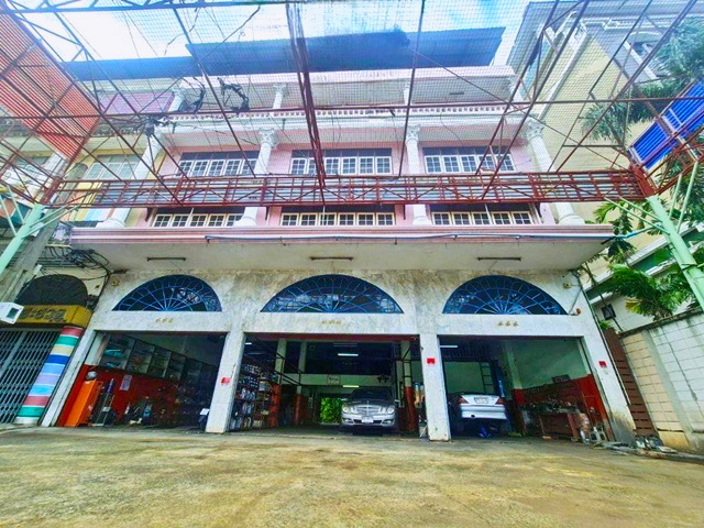 ซีคอนสแควร์ 500 ม.ขาย-เช่าอาคารพาณิชย์ 4.5 ชั้น+ดาดฟ้า หัวมุม MRT ศรีนครินทร์ 800ม.  145 ตร.ว.1874 ตร.ม.179,998 B-M. ม.ดุสิตธานี 1.1 กม.ทำเลดี ติดถนนใหญ่ เหมาะกับประกอบธุรกิจร้านซ่อม ร้านขายอะไหล่ 4 นอน 3 น้ำ ขาย 74.99 ลบ.ตลาดรถไฟศรีนครินทร์ 1.4 กม.ถ.ศรีนครินทร์Seacon Square 500 m. For Sale/Rent 4.5-story commercial building MRT Srinakarin 800m. rooftop corner lot 145 sq.wa. 1874 sq.m. 179,998B-M.  Dusit Thani Hotel 1.1 km. Excellent location on main road suitable for repair shops or auto parts stores. 4 bed 3 bath Sale price 74.99 million THB. Srinakarin Train Market 1.4 km. Srinakarin Road.แยกศรีนครินทร์-�