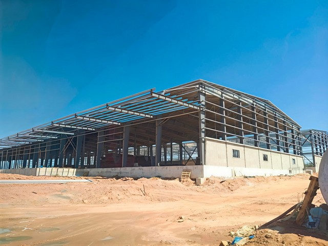 #ให้เช่าโกดังศรีราชาชลบุรี#ให้เช่าโกดัง Freezone 7,000 ตารางเมตร????เขาคันทรง ศรีราชา ชลบุรี???? โกดังมีเนื้อที่ 7000 ตารางเมตร (2 โกดัง)????รับน้ำหนักได้: 3 ตัน/1 ตารางเมตร ????หากจำเป็นต้องวางอุปกรณ์ที่มีน้ำหนักมาก ท่านสามารถทำสัญญาล่วงหน้าได้ และเราจะเสริมความแข็งแรงให้กับพื้นที่วางอุปกรณ์ด้วยเหล็กเส้นที่หนาขึ้นและปูนซีเมนต์ ????พื้นที่สำนักงาน: 800 ตารางเมตร✅เงื่อนไขการเช่�