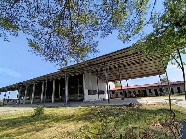 #ขายและให้เช่าโกดังเมืองชลบุรี???? ขายและให้เช่าโกดัง + ที่ดินเนื้อที่ 4-1-08 ไร่ ????พื้นที่สีส้ม????คลองตำหรุ เมืองชลบุรี✅รายละเอียดทรัพย์:????โกดังขนาด 2,000 ตร.ม.+????ห้องสำนักงาน 2 ห้อง????ห้องพักคนงาน 7 ห้อง????ไฟฟ้า 3 เฟส????ที่ดินเป็นผืนสี่เหลี่ยม???? ใกล้นิคมอมตะ 1-6 ???? 40 นาที l บางนา l สนามบิน l ท่าเรือแหลมฉบัง????เหมาะสำหรับ ​ สายLogistic, โกดังเช่า,  ร้านอาหาร, คาเฟ่, รีสอร์ท​ อากาศดีมาก​, เปิดส�