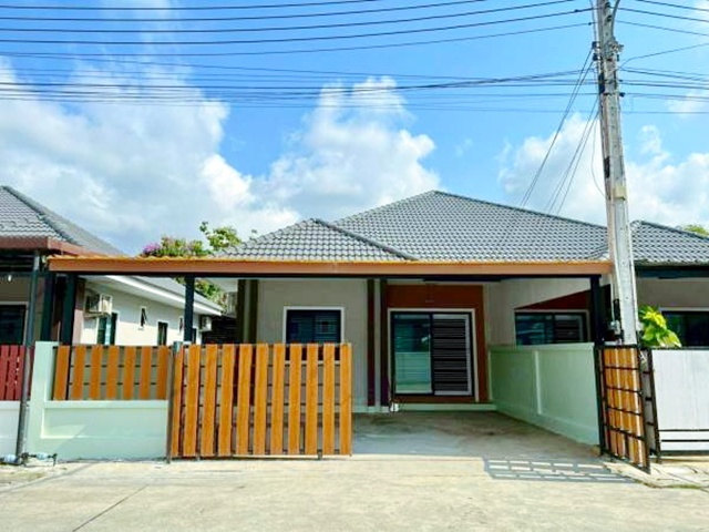 ต.เนินพระ วัดโขดหิน 2.1 กม.พร้อมเฟอร์ฯ 40 ตร.วา.ให้เช่าบ้านแฝด เมืองระยอง 162 ตร.ม. 3 นอน 2 น้ำ รร.เซนต์โยเซฟระยอง 2.5 กม. เงียบสงบ เย็นสบาย เป็นส่วนตัวสูง 9,998 B-M. วิวทะเลระยอง 2.9 กม.แหล่งท่องเที่ยว อุทยานโขดปอ แยกเนินสำลี ถ.สุขุมวิทfully furnished 40 sq.wa. Tambon NoenPhra WatKhodHin 2.1km. Twin house for rent in Rayong City 162 sq.m. 3 bed 2 bath St. Joseph Rayong School 2.5 km. Quiet cool and highly private. 9,998 B-M. Rayong sea view 2.9 km. Tourist attractions Khod Po National Park. Near Noen Samli Intersection Sukhumvit Road.แยกเนินสำลี ถ.สุขุมวิท กรอกยายชาต.เนิน�