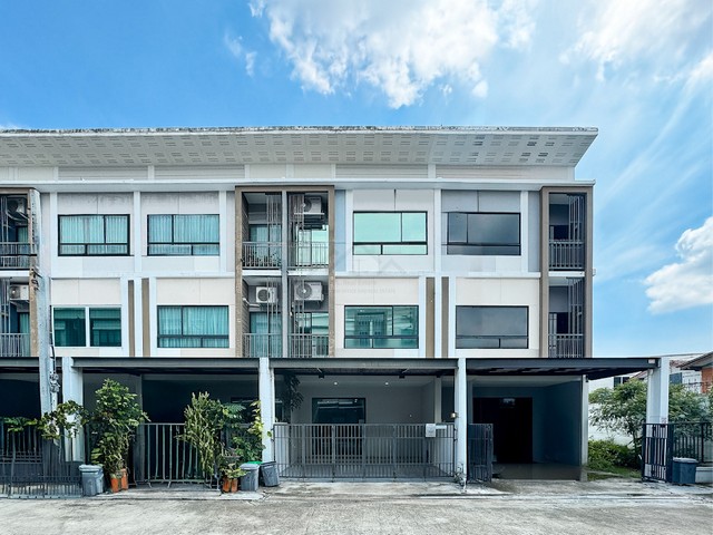 ขายทาวน์โฮม 3.5 ชั้น สไตล์ Modern Iconic 4 ห้องนอน โครงการพาทิโอ วัชรพล-รามอินทรา ต่อเติมเต็มพื้นที่ ใกล้ Plearnary Mall*** ราคาขาย 3.9 ล้านบาท ติดต่อ:: คุณชยา โทร/ID Line:: 0942823961   Link Line:: https://line.me/ti/p/3xFA1An8Kcรหัส# T25-905ทาวน์โฮม 3 ชั้น สไตล์ Modern Iconic ตอบโจทย์ทุกวัยในครอบครัวคุณบ้านเทียบมือหนึ่ง ต่อเติมเต็มพื้นที่ เดินทางสะดวก ราคาคุ้มค่าในทำเลทองเนื้อที่ 19.3 ตรว. พื้นที่ใช้สอย 180 ตารางเมตร4 ห้องนอน 3 ห้องน้ำ 1 ห้องนั�