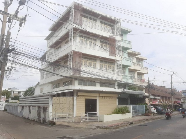 APJ0082ขายอาคารพาณิชย์4.5 ชั้น 2 คูหาทะลุกัน รีโนเวทแล้ว ย่านบางแค 14 หรือซอยกาญจนา 8 เนื้อที่   58 ตารางวา กว้าง 10 เมตร ลึก 19 เมตร 7 ห้องนอน 3 ห้องน้ำ   พื้นที่จอดรถในตึก 3 คัน หน้าบ้านจอดได้ 1 คันสนใจติดต่อคุณเจี๊ยบ 092-851-6969Line:keti2522รหัสประกาศ AP0066Jราคาขาย 13.5ล้านบาท แขวงบางแค บางแค กรุงเทพมหานคร 10160รายละเอียดอายุอาคาร 20 ปี อาคารพาณิชย์ 4 ชั้นครึ่ง 2 คูหาทะลุกัน เนื้อที่ 58 ตารางวา กว้าง 10 เมตร