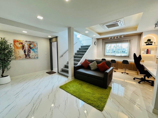 ให้เช่าบ้าน 2 ชั้น หลังมุม 36 ตรว. 300 ตรม. หมู่บ้านอยู่เจริญ 779 ซอยรัชดา 18 บ้านสวยตกแต่งใหม่ เฟอร์นิเจอร์ครบพร้อมอยู่ *** ราคาเช่า 99,000 บาท/เดือน ติดต่อ:: คุณชยา โทร/ID Line:: 0942823961   Link Line:: https://line.me/ti/p/3xFA1An8Kcรหัส# T25-904บ้าน 2 ชั้น หลังมุม หมู่บ้านอยู่เจริญ 779 ซอยรัชดา 18 - ขนาด 36 ตรว. - พื้นที่ใช้สอย 300 ตรางเมตร- 3 ห้องนอนใหญ่ ( มีเก้าอี้นวด 1 ห้อง )- 3 ห้องน้ำ- 2 ห้องครัว- 2 ห้องรับแขก- 1 ห้องทานข้าว- 1 ห้องซักล้าง- 1 �