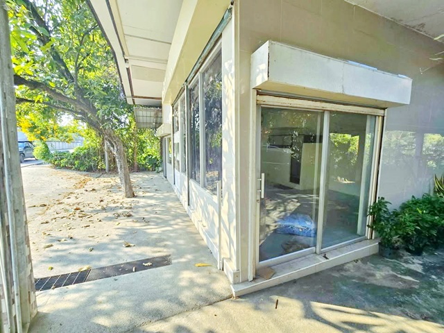 ม.มหิดล ศาลายา 5กม. ไร่ขิง 38-44 สามพราน ตลาดน้ำดอนหวาย 1.5กม. ให้เช่าพื้นที่ พร้อมตัวอาคาร หน้ากว้าง 25ตร.วา. 100ตร.ม. รร.นานาชาติเซนต์อัลฟอนซัส 1.2กม. ทำเลดีติดถนน แหล่งชุมชน มีที่จอดรถสะดวกสบาย  เหมาะกับทำสำนักงาน 2 นอน 1 น้ำ 9,498 B-M. ซ. พุทธมณฑล เดินทางสะดวก MRTหลักสอง Mahidol University Salaya 5km. RaiKhing SamPhran DonWai Floating Market 1.5km. Space for rent with building 25sq.wa. 100sq.m. frontage. St. Alphonsus Inter Sch 1.2km. Good location next to the road in a community area with convenient parking. Suitable for an office. 2 bed 1 bath 9,498B-M. Soi Rai Khing 38-44 Phut