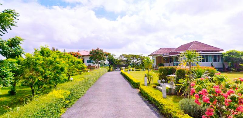 ให้เช่าบ้านพักสไตล์รีสอร์ตในเขาใหญ่-ปากช่อง45 ตร.วา.180 ตร.ม.วัดลำทองหลาง 1.9 กม.2นอน 2 น้ำ รร.บ้านลำทองหลาง 1.8 กม. 25,899 B-M. บรรยากาศ เงียบสงบ ร่มรื่น วิวภูเขา ทิวทัศน์ที่ยอดเยี่ยมของภูเขา ธรรมชาติที่งดงาม ทองสมบูรณ์ 7 กม. แหล่งท่องเที่ยวที่ยอดเยี่ยม ถ. มิตรภาพสายเก่า Wat LamThongLang 1.9km. Resort-style house for rent in Khao Yai-Pak Chong. 45 sq.wa. 180 sq.m. 2 bed 2 bath Ban Lam Thong Lang School 1.8 km. 25,899 B-M. Quiet peaceful and shady atmosphere. Excellent mountain views. Beautiful nature. Thong Somboon 7 km. Excellent tourist attraction. Old Mittraph