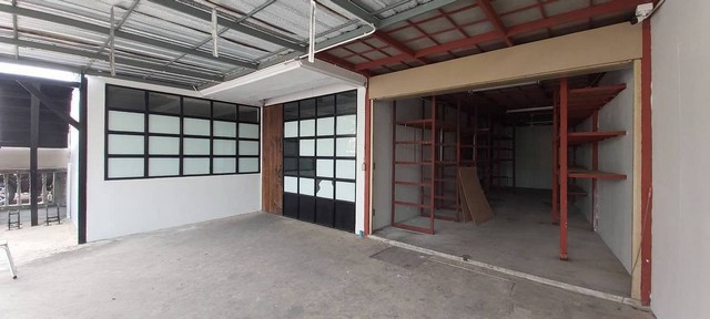 ให้เช่า บ้าน โฮมออฟฟิศ หมู่บ้านอยู่เจริญ ซอยรัชดา 18 เหมาะทำออฟฟิศราคา 35,000 บาท/เดือนติดต่อ คุณช่อผกา 0616198565 LINE 0616198565หากไม่รับสาย รบกวนขอความกรุณาลูกค้า @line ทิ้งรูปและข้อมูลไว้นะคะhttps://line.me/ti/p/zu0mm-ozFX-ให้เช่า บ้าน โฮมออฟฟิศ หมู่บ้านอยู่เจริญ ซอยรัชดา 18-ชั้นบนมี 3 ห้อง ชั้นล่าง 3 ห้อง-ห้องน้ำผู้หญิง 2 ห้อง -ห้องน้ำผู้ชาย 1 ห้อง-ห้องอาบน้ำ 1 ห้อง-ข้างล่างมีห้องสโตร์ -จดบริษัทได้เหมา�