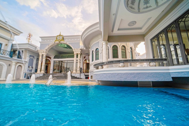 14นาทีจากเซนทรัลปิ่นเกล้า ขายคฤหาสน์หรู 3ชั้น รวมชั้นใต้ดินจอดรถ super car 20คัน ถ.อักษะ พุทธมณฑลสาย3 สไตล์ยุโรป บนที่ดินผืนใหญ่ 2ไร่ 72ตรว. ราคาขาย 249,99 ล้านบาท  เต็มพื้นที่ ศาลายา ม.มหิดล ม.กรุงเทพธนบุรี  2.1 กม.14mins from Central Pinklao. A luxurious Sell 3-story mansion including a basement for parking 20 supercars Aksa Road Phutthamonthon Sai3 in European style, on a large plot of land measuring 2 rai and 72sqwa. Salaya Mahidol University Bangkok Thonburi University are 2.1km away.ถนนอักษะ ทางคู่ขนานลอยฟ้าบรมราชชนนี มหาวิทยาลัยมหิดล ศาลายา เขต�