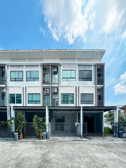 ขายทาวน์โฮม 3.5 ชั้น 19.3 ตรว. พาทิโอ วัชรพล-รามอินทรา ถ.วัชรพล สไตล์ Modern Iconic
