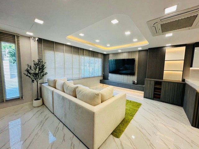  ให้เช่าบ้านตกแต่งใหม่ทั้งหลัง ตกแต่งสวยหรู ย่านใจกลางรัชดาภิเษก ถนนรัชดาภิเษก 18 | ใกล้ MRT ห้วยขวาง เพียง 500 ม. -บ้านสวย รีโนเวทใหม่ทั้งหลังเหมาะอยู่อาศัย / Home Office / ผู้บริหาร- รายละเอียดบ้าน•3 ห้องนอน•3 ห้องน้ำ•1 ห้องเก็บของ•เนื้อที่ 30 ตารางวา•แอร์ + เฟอร์นิเจอร์ครบ พร้อมเข้าอยู่•ทำเลดีมาก ใกล้ MRT ห้วยขวาง เดินทางสะดวก*** ราคาเช่า 99,000 บาท / เดือน ***ติดต่อสอบถาม / นัดชมบ้าน ค