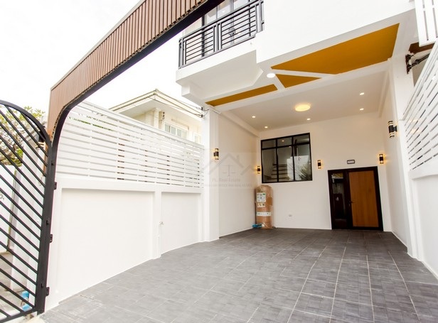 ขายทาวน์โฮม 3 ชั้นย่านเลียบด่วน 4 ห้องนอน ประดิษฐ์มนูธรรม 10 ซอยร่วมน้ำใจ 3 รีโนเวทใหม่ทั้งหลัง ติดทางด่วน 100 เมตร *** ราคาพิเศษ 7.29 ล้านบาท เท่านั้นติดต่อ:: คุณชยา โทร/ID Line:: 0942823961   Link Line:: https://line.me/ti/p/3xFA1An8Kcรหัส# T25-924ทาวน์โฮม 3 ชั้นย่านเลียบด่วน ประดิษฐ์มนูธรรม 10 ติดทางด่วน 100 เมตร- เนื้อที่ 28 ตารางวา- 4 ห้องนอน - 4 ห้องน้ำ- 1 โถง 1 ชั้นลอย- 1 ห้องครัวกว้างขวาง- 3-4 ที่จอดรถในบ้าน- ของแถมจัดเต็ม ของให