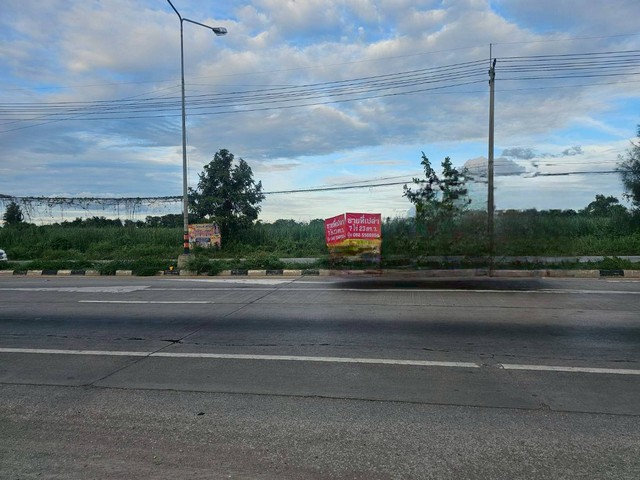 ขายที่ดินเปล่าติดถนนใหญ่ (ถนนมาลัยแมน)ต.วังน้ำเขียว​ อ.กำแพงแสน​ จ.นครปฐม​ขนาดเนื้อที่: 7 ไร่ 23 ตารางวา-​จุดเด่น: หน้ากว้างติดถนน 108 เมตรลึก 120-170เมตร​-ตั้งอยู่ตรงข้ามอู่​สุรศักดิ์กำแพงแสน-ใกล้ปั๊มน้ำมันพีที-เป็นพื้นที่ที่พัฒนาแล้ว มีบ้านจัดสรรและธุรกิจอยู่ใกล้เคียง​มีศักยภาพในการขยายธุรกิจสูง ติดถนนใหญ่สายเศรษฐกิจหลัก เหมาะพัฒนาเป็นปั๊มน้ำมันขนาดใหญ่ ต�