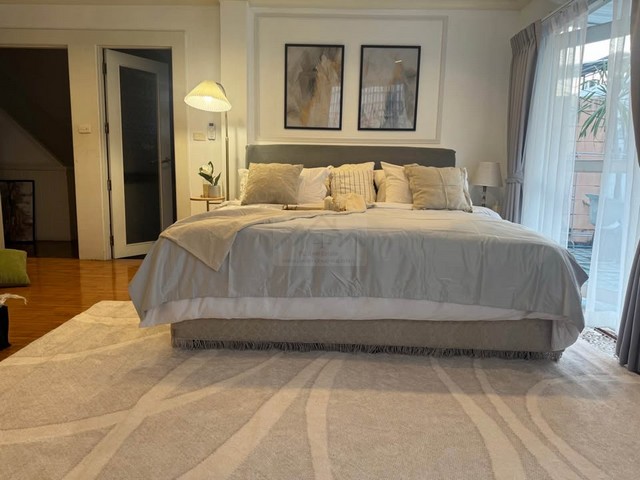 ให้เช่าทาวน์โฮม 3 ชั้น 4 ห้องนอน หมู่บ้านไพร์มเพลส สุขุมวิท 105 ลาซาล 77 รีโนเวทใหม่ แต่งสวยสไตล์ Modern Classic ใกล้บางกอกพัฒนา*** ราคาเช่า 32,000 บาท/เดือนติดต่อ:: คุณชยา โทร/ID Line:: 0942823961   Link Line:: https://line.me/ti/p/3xFA1An8Kcรหัส# T25-908ทาวน์โฮม 3 ชั้น หมู่บ้านไพร์มเพลส สุขุมวิท 105 ซอยลาซาล 77  - พื้นที่ใช้สอย 300 ตารางเมตร- 4 ห้องนอน - 5 ห้องน้ำ  - ครัวปิดขนาดใหญ่ อุปกรณ์ครบ - โต๊ะกินข้าว / ทำงานขนาดใหญ่นั่งได้ 8 คน- พื้นที่�