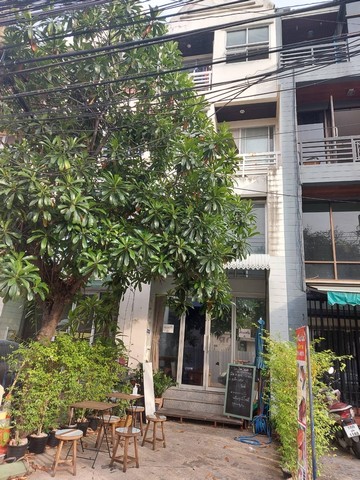 ขายอาคารพาณิชย์ 3 ชั้นครึ่งเนื้อที่ 20 ตารางวา มีดาดฟ้า ทาวน์อินทาวน์ ซอย 2ราคาขาย 5.5 ล้านสถานที่ใกล้เคียง1. แม็คโคร ฟูดเซอร์วิส ทาวน์อินทาวน์2. เดอะ ซีน3. แม็คโคร บดินทรเดชา4. โรงพยาบาลลาดพร้าว5. บิ๊กซี ซูเปอร์เซ็นเตอร์ สาขา หัวหมากที่ตั้ง ทาวน์อินทาวน์ ซอย 2 แขวง พลับพลา เขตวังทองหลาง กรุงเทพมหานคร--------------------------------------------------------สนใจชมบ้านหรือขอข้อมูลเพิ่มเติมได้ที่คุณเอีย