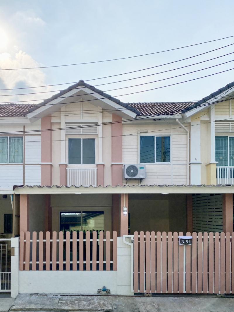 ขายด่วนทาวน์โฮม 2 ชั้น รีโนเวทพร้อมอยู่ โครงการพฤกษาวิลล์ 53/2  สะแกงาม-พระราม2 จังหวัดกรุงเทพมหานคร ที่ตั้ง : แขวงแสมดำ เขตบางขุนเทียน จังหวัดกรุงเทพมหานคร 10150ขนาดพื้นที่ : 18.40 ตร.ว.รายละเอียดทาวน์โฮม 2 ชั้น ต่อเติมหน้าบ้านและหลังบ้านเรียบร้อยบ้านสภาพใหม่ สะอาด พร้อมอยู่ปลอดภัย มี รปภ. 24 ชม.โครงการน่าอยู่ เดินทางสะดวกจำนวนห้อง-3 ห้องนอน -2 ห้องน้ำ-1 ห้องรับแขก -1 ห้องคร