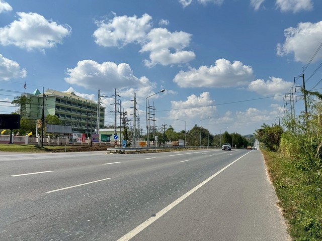 ขายที่ดินเปล่าจันทบุรีติดถนนสุขุมวิทขายที่หน้ามหาวิทยาลัยราชภัฏรําไพพรรณีต.แสลง อ.จันทบุรี จ.จันทบุรีรายละเอียด- เนื้อที่ 694 ไร่ 3 งาน 26.3 ตารางวา- โฉนดใบเดียวสถานที่ใกล้เคียง- หน้ากว้างติดถนนสุขุมวิทมุ่งหน้าไปตราด 400 ม.- มีถนนรอบด้าน ทั้ง 4 ด้าน- ติดสถานีวิทยุแห่งประเทศไทย- ตรงข้ามหน้ามหาวิทยาลัยราชภัฏรําไพพรรณีประตู 3ขายเพียงไร่ละ 2.2 ล้านสอบถามเพิ่มเติม นัดด