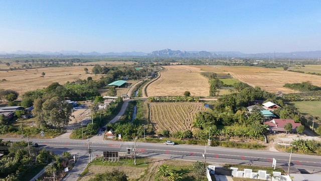 ราคาขาย  27,000,000 บาทขายที่ดินที่นา 18,000 ตารางวาค่ารังวัดสอบเขต เจ้าของที่ดินชำระค่าใช้จ่ายณวันโอนที่กรมที่ดินฝ่ายล่ะครึ่ง#ขายที่ดินแก่งคอยสระบุรี #ขายที่ดินตำบลสองคอนอำเภอแก่งคอยสระบุรีโอกาสทองของนักลงทุน ที่ดินสวยผืนใหญ่ ติดถนนเมนหลัก มุ่งหน้าอำเภอแก่งคอย จังหวัดสระบุรี ทำเลศักยภาพสูงเพื่ออนาคตที่สดใสรายละเอียดที่ดินสุดพิเศษที่ตั้ง ริมถนนอดิเรกสา