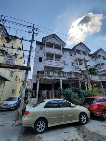  รหัสทรัพย์ (Code ID) :  PM-NSMET0070  ราคา   2,800,000 บาท (ราคาต่อรองได้) ▸ เนื้อที่   36 ตร.ว พื้นที่ใช้สอย 430 ตารางเมตร   ▸ - ห้องนอน - ห้องน้ำ           ▸ 1 ที่จอดรถ   ทาวน์เฮ้าส์หันไปทางทิศ   พิกัดทรัพย์ :  https://maps.app.goo.gl/8navrfwLPHNpAPwb7  สถานที่ใกล้เคียง ▸ใกล้ตลาดยิ่งรวย 76 ▸ใกล้ตลาดสุขรุ่งเรือง มาร์เก็ต ▸ใกล้บิ๊กซี ฟู้ดเพลส ประชาอุทิศ ▸ใกล้ตลาดใหม่ทุ่งครุ  สอบถามเพิ่มเติม / นัดชม โทร. 097-419-5982(พลอย) โทร. 096-932-4624(ออมสิน) Line : @panay