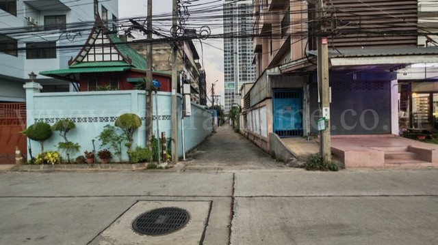  รหัสทรัพย์ (Code ID) :  PM-NSMEK0058  ราคา   3,080,000 บาท (ราคาต่อรองได้) ▸ เนื้อที่   30 ตร.ว พื้นที่ใช้สอย - ตารางเมตร   ▸ - ห้องนอน - ห้องน้ำ           ▸ 1 ที่จอดรถ   อาคารพาณิชย์หันไปทางทิศ   พิกัดทรัพย์ :  https://maps.app.goo.gl/VSdFEBdJUYgzmbS49  สถานที่ใกล้เคียง ▸ใกล้วันโอวัน มาร์เก็ต ▸ใกล้โรงพยาบาลบางปะกอก 8 ▸ใกล้โลตัส โกเฟรช มินิ ซูเปอร์มาร์เก็ต เอกชัย 99/1 ▸ใกล้แม็คโคร บางบอน  สอบถามเพิ่มเติม / นัดชม โทร. 097-419-5982(พลอย) โทร. 096-932-4624(�