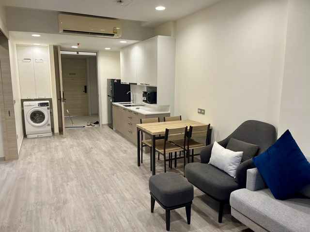 ให้เช่าคอนโด Jin Wellbeing Community ใกล้มหาวิทยาลัยกรุงเทพ รังสิต ขนาด 46 ตร.ม. ตกแต่งครบ ตอบโจทย์คนรักสุขภาพ ค่าเช่า 18,000 บาท/เดือนคอนโดโครงการ Jin Wellbeing Community คอมมูนิตี้เพื่อการอยู่อาศัยและดูแลสุขภาพ ใกล้มหาวิทยาลัยกรุงเทพ รังสิต เหมาะสำหรับอยู่อาศัยระยะยาว บรรยากาศสงบ พร้อมสิ่งอำนวยความสะดวกเพื่อคุณภาพชีวิตราคาเช่า 18,000 บาท/เดือนรายละเอียดทรัพย์โครงการ: Jin Wellbeing Communityที่ตั้ง: ใกล�