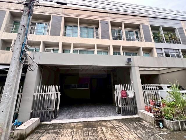 PB5948ให้เช่า ทาวน์โฮม 3 ชั้น โครงการ Noble Cube ซอยพัฒนาการ26 ให้เช่าฟอร์นิเจอร์พร้อมเข้าอยู่ติดต่อ คุณปอ : 061 619 8565ID line: 061 619 8565แอดไลน์กดที่ลิงค์นี้ได้เลยครับ : https://line.me/ti/p/zu0mm-ozFXติดต่อ คุณบิว : 081 252 3279 ID line: 061 787 9691แอดไลน์กดที่ลิงค์นี้ได้เลยครับ : https://line.me/ti/p/SR5Ehdv_q-*** ราคาเช่า 42,000 บาท/เดือน (สัญญา 3 ปี)*** ราคาเช่า 44,000 บาท/เดือน (สัญญา 1 ปี)ทาวน์โฮม 3 ชั้น Noble Cube ซอยพัฒนาการ 26 (ใกล้ทองหล่อ เอกมัย)หน้ากว้าง 5.5 เมตรที่ดิ�