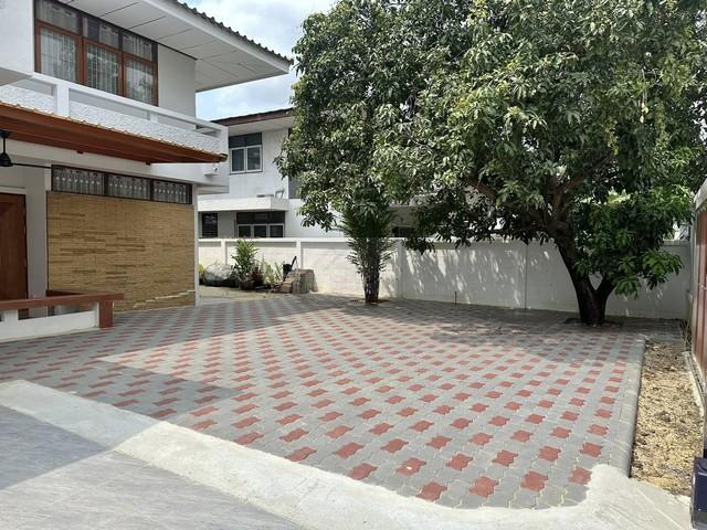 ให้เช่าบ้านเดี่ยว ซอยวชิรธรรมสาธิต 57 ถนนสุขุมวิท 101/1 แขวงบางจาก เขตพระโขนง ใกล้ซีคอนสแควร์ ใกล้รถไฟฟ้า*** ราคาเช่า 50,000 บาท/เดือน ต่อรองได้ติดต่อ คุณช่อผกา 0616198565 LINE 0616198565หากไม่รับสาย รบกวนขอความกรุณาลูกค้า @line ทิ้งรูปและข้อมูลไว้นะคะhttps://line.me/ti/p/zu0mm-ozFXบ้านเดียว สุขุมวิท 101/1 ซอยวชิรธรรมสาธิต 57 แยก 11- ขนาด 80 ตรวา- 4 ห้องนอน- 2 ห้องน้ำ- เฟอร์นิเจอร์ ครบ ( ตู้ เตียง โต๊ะ เครืองแป้ง ตู้เย็�