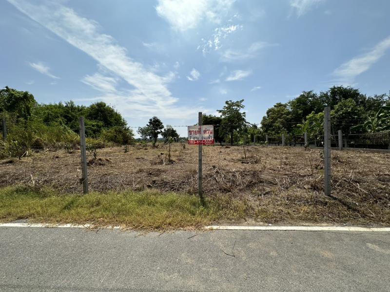 ขายที่ดิน 1 ไร่ 3 งาน ถมแล้ว ที่สวย บรรยากาศดี ร่มรื่น เงียบสงบ  ปลอดภัย ใกล้แหล่งท่องเที่ยว ใกล้ชุมชน OTOP เหมาะกับการเป็นสร้างเป็นที่อยู่อาศัย ไปจนถึงธุรกิจบริการ โฮมสเตย์ บ้านพักตากอากาศ บ้านจัดสรร หรือธุรกิจโลจิสติกส์ สร้าง โกดัง/โรงงานที่ตั้ง : มหาสวัสดิ์ซอย 6 ตำบลมหาสวัสดิ์ อำเภอพุทธมณฑล จังหวัดนครปฐมพิกัดแผนที่ : https://maps.app.goo.gl/kpgChhdi4M5sp1ao9?g_st=ic  ขนาดพื้นที่ดิน : 700 ตารา�