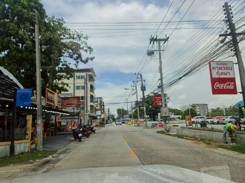 ขายที่ดินพร้อมบ้าน ใกล้หาดวอนบางแสน #ราคาดีทำเลดีมากติดต่อผึ้งรติ0619419639 ที่ตั้ง : ตำบลแสนสุข อำเภอเมืองชลบุรี ชลบุรีพิกัด : https://www.google.com/maps?q=13.28789741,100.91837773ขนาดเนื่อที่ :  235 ตารางวา (แบ่งขายได้ แปลงละ 114 วา และ 121 วา)รายละเอียดทิศหน้าบ้าน : ทิศใต้ ติดถนนสาธารณะ 73 เมตร ลึก 23.5 เมตร-3 ห้องนอน-2 ห้องน้ำจุดเด่น-ทำเลใกล้หาดวอนเพียง 300 เมตร-บรรยากาศรอบบ้านใกล้ร้านอาหารมากมาย-โอกาสลงทุนสาม�