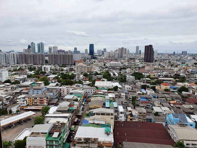 ขายคอนโด Fuse ถนนจันทน์- สาทร  โครงการ Fuse Chan-Sathorn ทำเลดี ตกแต่งพร้อมอยู่ #ราคาดีทำเลดีติดต่อผึ้งรติ0619419639 ที่ตั้ง : แขวงทุ่งวัดดอน เขตสาทร จังหวัดกรุงเทพมหานคร 10120พิกัด : https://maps.app.goo.gl/6E2UqMoqkN6QhkYM9?g_st=awขนาดพื้นที่ใช้สอย : 32 ตรม. รายละเอียดคอนโด ชั้น 23 ตึก A (ห้องมุม วิวไม่บล็อก)ห้องตกแต่งพร้อมอยู่ ชั้นสูงสุด วิวดีที่สุดในตึกทำเลดี ติดถนนจันทน์ เดินลงมาหาของกินและเรียกรถแท็กซี่สะดวกพร�