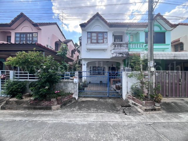 รหัสทรัพย์&nbsp; 7002ทาวน์โฮม หมู่บ้าน เกร็ดแก้วการ์เด้น 2 แปลงมุม ใกล้รถไฟฟ้าสายสีชมพู สถานีกรมชลประทานที่ตั้ง :&nbsp;ถนนติวานนท์ ตำบลบางตลาด อำเภอปากเกร็ด จังหวัดนนทบุรี 11120รายละเอียดทรัพย์- ทาวน์โฮม 2 ชั้น ขนาดพื้นที่ 26 ตารางวา พื้นที่ใช้สอยประมาณ 110 ตารางเมตร- 3&nbsp;ห้องนอน, 2&nbsp;ห้องน้ำ, 1 ห้องรับแขก, 1 ห้องครัว, 1 ที่จอดรถ- หน้าบ้านหันทางทิศใต้สถานที่ใกล้เคียง&nbsp;- รถไฟฟ้าสายส