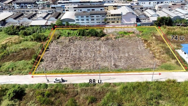 รหัสทรัพย์&nbsp; N0888ที่ดิน 4 ไร่ ซอย เทียนทะเล 26 - บางขุนเทียน ทำเลดีมาก เข้าซอยเพียง 400 เมตรที่ตั้ง&nbsp;: ถนนบางขุนเทียน&nbsp;แขวงท่าข้าม เขตบางขุนเทียน กรุงเทพมหานคร 10150รายละเอียดทรัพย์- ที่ดินเปล่า ขนาดที่ดิน 4 ไร่- ห่างถนนเทียนทะเลเพียง 400 เมตร- ทำเลดี เหมาะสำหรับทำที่พักอาศัย ห้องพัก, บ้านเช่า, รีสอร์ท, ร้านอาหาร&nbsp;- หันหน้าทางทิศตะวันออกสถานที่และทำเลใกล้เคียงทำเลใกล้เ�