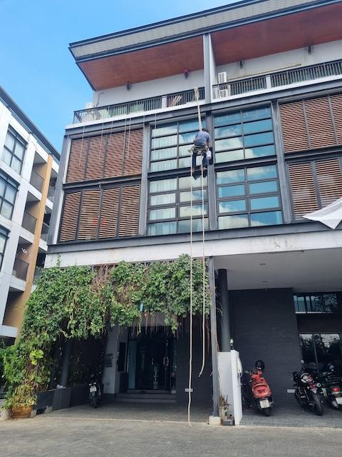 ให้เช่าโฮมออฟิศ 5 ชั้น สไตล์ลอฟท์ ลาดพร้าว ใกล้รถไฟฟ้าลาดพร้าว 83Agent คุณบัวโทร 0936464597LINE ID Bua093ค่าเช่า 60,000 บาทต่อเดือนรายละเอียดทรัพย์ประเภท โฮมออฟิศให้เช่าจำนวนชั้น 5 ชั้น แบบเล่นระดับเนื้อที่ 21 ตารางวารูปแบบอาคาร สไตล์ลอฟท์ห้อง Double Space โปร่ง โล่งมีหน้าต่างทุกชั้น อากาศถ่ายเทดีตกแต่งผนังกรีนวอลล์ เหมาะกับสายครีเอทีฟ CG และสตูดิโอที่จอดรถ 2 คันภายใน และจอดซ้อนเพิ่มได�