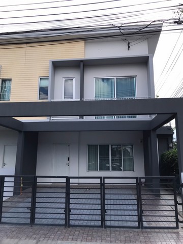 ขายทาวน์เฮ้าส์ 2 ชั้น The connect2  แจ้งวัฒนะ  ทำเลดีมาก หน้าทะเลสาปเมืองทอง ใกล้สวนสุขภาพ ติดรถไฟฟ้าสายสีชมพู(อนาคต) ติดตั้งม่าน วอลเปเปอร์ กุญแจรหัส ต่อเติมครัว ห้องซักรีดเรียบร้อยแล้ว รวมถึงโรงจอดรถสามารถต่อเติมเป็น 2 ชั้นได้ ทาสีใหม่ทั้งหลังพร้อมอยู่ได้เลยเนื้อที่ 28.8 ตารางวา หลังมุม3 ห้องนอน3 ห้องน้ำ1 ห้องโถง1 ห้องครัว4  เครื่องปรับอากาศ2 ที่จอดรถที่อยู่ : ตำบลบาง