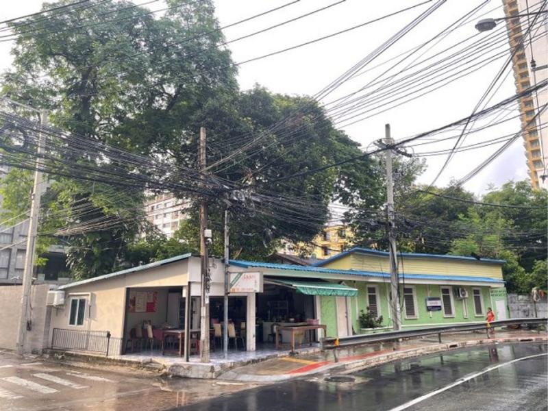 PZ1074 : ขายที่ดินแปลงพิเศษ ติดถนนซอยสุขุมวิท 39 เนื้อที่ 49 ตร.ว. ทำเลหายากในย่าน Prime Area ใจกลางพร้อมพงษ์  เหมาะสำหรับสร้างบ้านพักอาศัย ร้านอาหาร  Café  แวดล้อมด้วยสิ่งอำนวยความสะดวกระดับไฮเอนด์ และชุมชนระดับพรีเมียม  เขตวัฒนา กรุงเทพฯราคา  29,400,000 บาท(ตารางวาละ 850,000) รายละเอียดทรัพย์สิน• ขนาดที่ดินประมาณ 49 ตร.ว. พร้อมอาคาร 1 ชั้น • ปัจจบันเป็นร้านอาหารและห้องพักเจ้าของ• หน้าก�