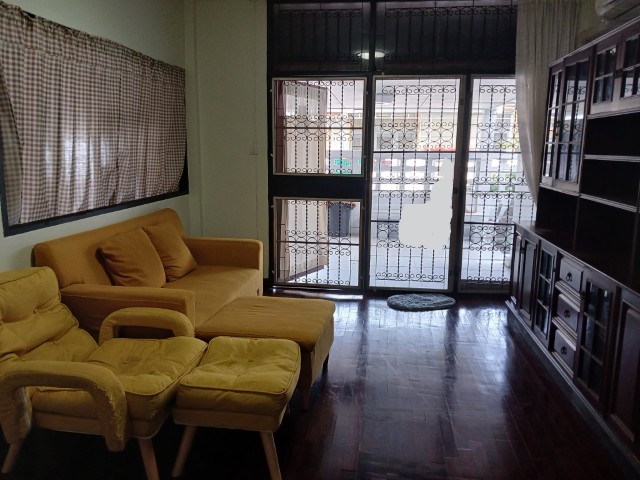 ให้เช่าบ้านเดี่ยวชั้นเดี่ยว เนื้อที่ 50 ตารางวา ถนนลาดพร้าว87 แอร์เฟอร์บางส่วน มี 3 นอน 3 น้ำ ราคาเช่าเดือนละ18,000บาท ใกล้ Central eastVilleรายละเอียด-บ้านเดี่ยวชั้นเดียว Renovated ใหม่-มี3ห้องนอน3ห้องน้ำ-เนื้อที่ 50 ตารางวา 200ตารางเมตร-แอร์ใหม่ 3 เครื่อง ครบทุกห้อง-จอดรถได้ 2 คัน-ทำเลดีใกล้ BTS ห้าง CDC, Central อีสวิลย์-เลี้ยงสัตว์เลี้ยง ตัวเล็กได้***ราคาเช่าเดือนละ18,000บาท***ติดต่อคุณอรัญญา Tel. 094-239-2464, 0