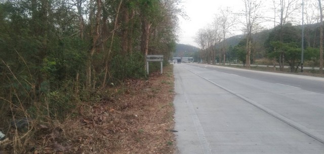 ขายที่ดิน 16ไร่69ตรว. 21ลบ. ฟรีโอน ติดถนน11ซุปเปอร์ขาเข้าลำพูน ใกล้วิทยาลัยเกษตรลำพูน ต.ทาสบเส้า อ.แม่ทา ลำพูนขายที่ดินเปล่า พื้นที่ 16ไร่ 69 ตรว.เอกสารโฉนดครุฑแดงแปลงเดียวขายราคา 21 ล้านบาท (21,000,000 บาท) ฟรีโอน ต่อรองได้คิดราคาตกไร่ละ 1.3 ล้านบาทติดถนน11 ซุปเปอร์ ขาขึ้นลำพูน-เชียงใหม่หน้ากว้าง 112 เมตร ลึก 330 เมตรเหมาะทำปั๊มน้ำมัน ปัํมแก๊ส โรงงาน ธุรกิจค้าขายพิกัด ติดถนน11 ซุป�