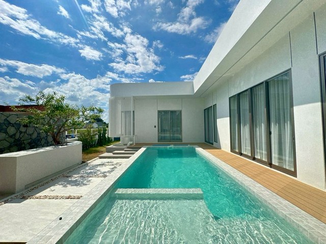 เปิดจองแล้ววันนี้! ราคาเริ่มต้นที่ 10.024 ล้าน Modern Pool Villa #หางดง เชียงใหม่ บ้านพูลวิลล่า #สไตล์โมเดิร์น พร้อมสระว่ายน้ำส่วนตัว ที่ผสานความงามและฟังก์ชันในทุกตารางเมตร เดินทางสะดวก ใกล้เมือง สิ่งอำนวยความสะดวกครบ Type O (จำนวน 10 ยูนิตเท่านั้น)พื้นที่ใช้สอย 201 ตร.ม.เนื้อที่เริ่มต้น 74.2 – 134.2 ตร.ว.3 ห้องนอน | 4 ห้องน้ำ2 ที่จอดรถ | สระว่ายน้ำระบบเกลือ ราคาเริ่มต้น 10.024 ล้านบาท ค่าโอนคน