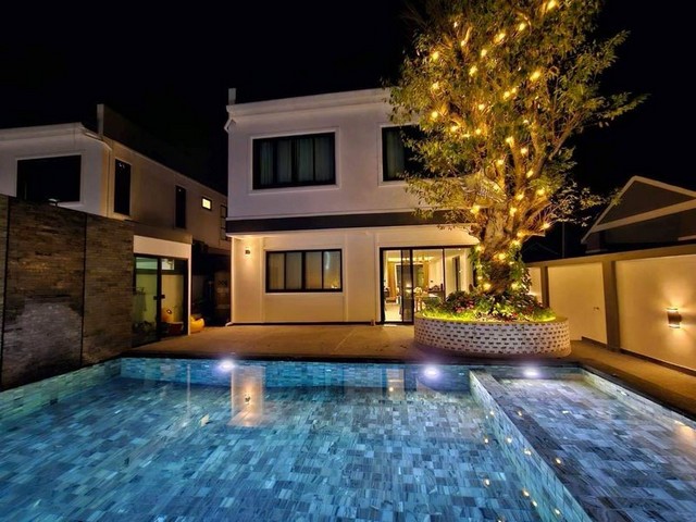 โซนป่าแดด #ราคาดีต่ำกว่าประเมิน ขายเพียง 9 ล้าน บ้านพูลวิลล่า 2 ชั้น ใจกลางเมือง บ้านสวยทำใหม่ทั้งหลัง พร้อมอยู่จริง #หิ้วกระเป๋าเข้าอยู่ได้เลย เพียง 5 นาที ถึง #สนามบินเชียงใหม่ ฟังก์ชันครบ จัดเต็มทั้งหลังที่ดิน 99.90 ตร.วาพื้นที่ใช้สอย 450 ตร.ม.5 ห้องนอน4 ห้องน้ำ (ระบบน้ำร้อน–น้ำเย็นทั้งบ้าน)ห้องทำงาน + โซนทำงาน 2 ห้องโซนร้านกาแฟ / มุมทำงานส่วนตัวสระว่ายน้ำส่วนตัวขน