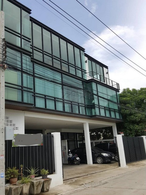 ขายโกดังโรงงานขนาดเล็ก พร้อมอาคารสำนักงาน 3 ชั้น ย่านลาดพร้าว 101 ใกล้วัดบึงทองหลาง *** ราคาขาย 17 ล้านบาท ค่าโอน 50/50ติดต่อ:: คุณชยา โทร/ID Line:: 0942823961   Link Line:: https://line.me/ti/p/3xFA1An8Kcรหัส# T25-915โกดังโรงงานขนาดเล็ก พร้อมอาคารสำนักงาน 3 ชั้น ย่านลาดพร้าว 101 ใกล้วัดบึงทองหลาง- เนื้อที่ 100 ตร.วา- อาคาร 3 ชั้น พร้อมออฟฟิศทันสมัย- แอร์ 4 เครื่อง และตู้โทรศัพท์สาขา- รองรับพนักงานได้ 10-20 คน- รองรับน้ำหนักเคร�