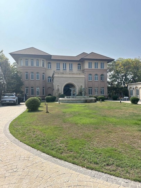 ขายบ้านเดี่ยวหลังใหญ่ขนาด 2 ไร่กว่า ซอยราษฎร์พัฒนา21 (ซอยมิสทีน) สภาพแวดล้อมดีสงบ ร่มรื่น เป็นส่วนตัว*** ราคาขาย 89 ล้านบาท ติดต่อ:: คุณชยา โทร/ID Line:: 0942823961   Link Line:: https://line.me/ti/p/3xFA1An8Kcรหัส# T25-913บ้านเดี่ยวหลังใหญ่ ซอยราษฎร์พัฒนา21 (ซอยมิสทีน) สภาพแวดล้อมดีสงบ ร่มรื่น เป็นส่วนตัว– เนื้อที่ 2 ไร่ 34 ตรว ( 834 ตรว.) – 5 ห้องนอน  – 9 ห้องน้ำ – 1 ห้องพระ  – 1 ห้องรับแขก  – 1 ห้องครัว  – 1 ห้องแม่บ้าน – อาคารจอดร