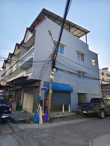 อาคารพาณิชย์ หลังหัวมุม ซอยเทพารักษ์ 78 (โกสิน)- พื้นที่ 13 ตรว.  3 ชั้น 2 นอน, 2 น้ำ , 1 ครัว , จอดรถได้1 คัน - ใกล้ตลาด เพียง 400 เมตร - ใกล้ seven , ใกล้โลตัสศรีนครินทร์ - แห่ลงชุมชน เดินทางสะดวก  (ใกล้ถนนใหญ่) ถนนเทพารักษ์- ใกล้ซีคอนสแคร์ - ใกล้รถไฟฟ้าสีเหลือง - ใกล้โรงเรียน และโรงพยาบาล - บ้านรีโนเวท ใหม่ พร้อมอยู่ - แอร์ 1 เครื่อง  ราคาปล่อยเช่า 6,800 บาท/เดือน=================สนใจสอบถามเพิ่มเติมได้�