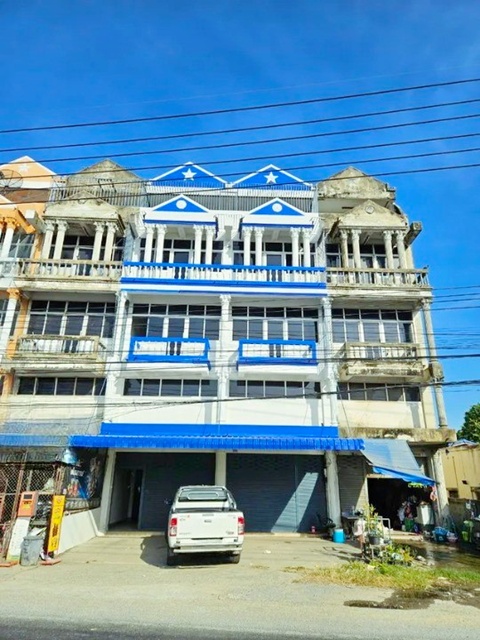 ถ.เพชรเกษม  ตลาดนัดเปโตร 1.4กม.รพ.สามพราน 5.1กม.ติดถนนใหญ่ ให้เช่าตึกแถว 5ชั้น 2คูหา 43ตร.วา. 700ตร.ม.  นครปฐม 